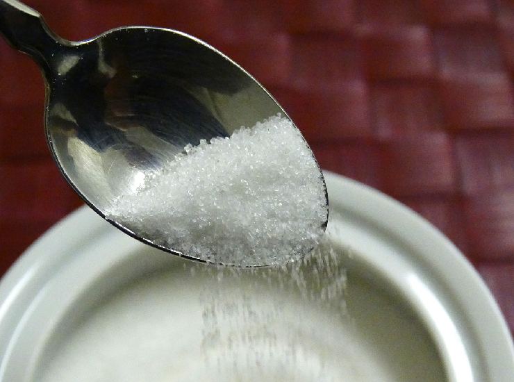 Un cucchiaino di zucchero, alternativo all'aspartame