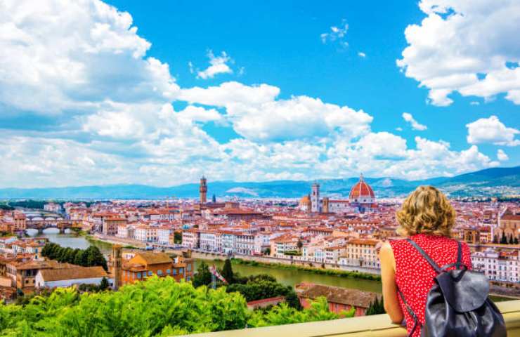 Turista che guarda il panorama di Firenze dalla terrazza di Piazzale Michelangelo