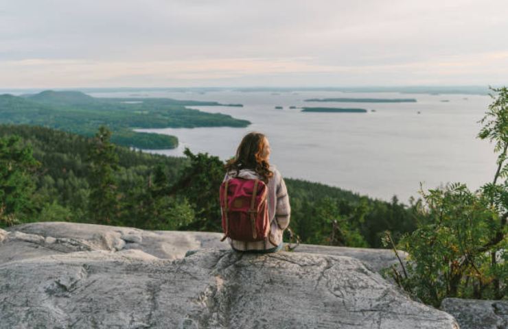 Turista in Finlandia immersa nella natura