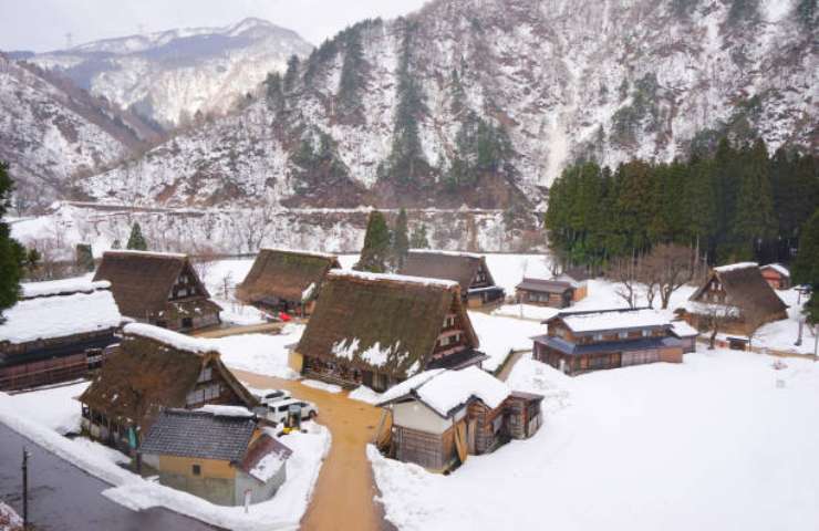 Villaggio di Suganuma in inverno con le sue caratteristiche case e le montagne