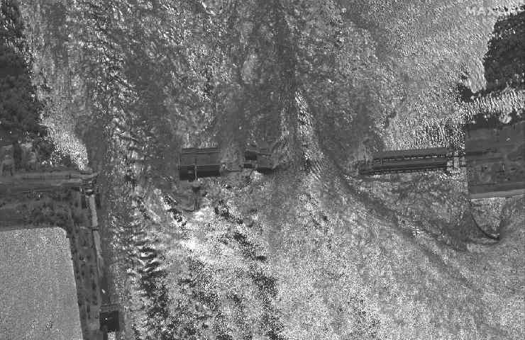 Foto in bianco e nero dell'esplosione avvenuta alla diga ucraina di kakhovka