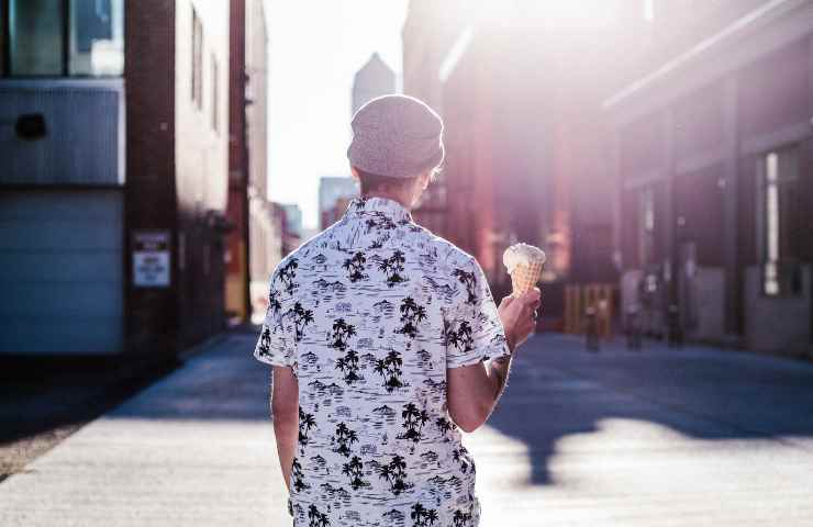 Ragazzo che cammina col gelato in mano