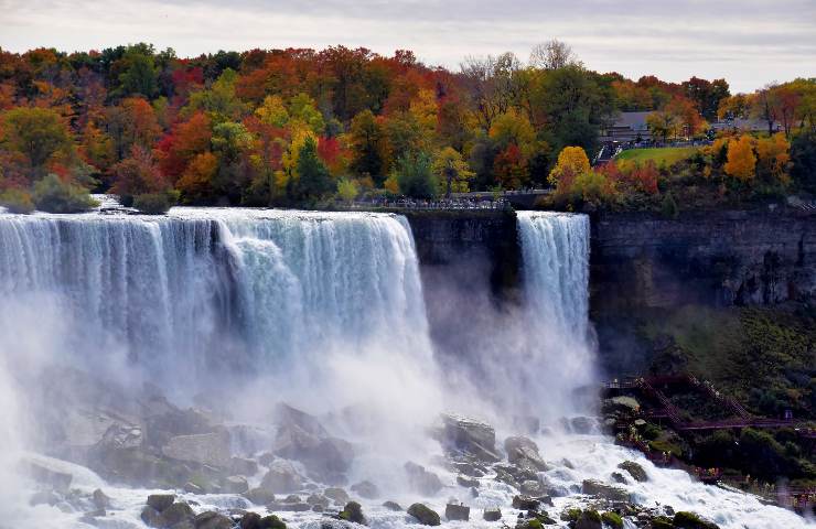 Cascate ripide circondate da vegetazione con colori autunnali