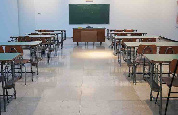 Foto di un'aula con i banchi