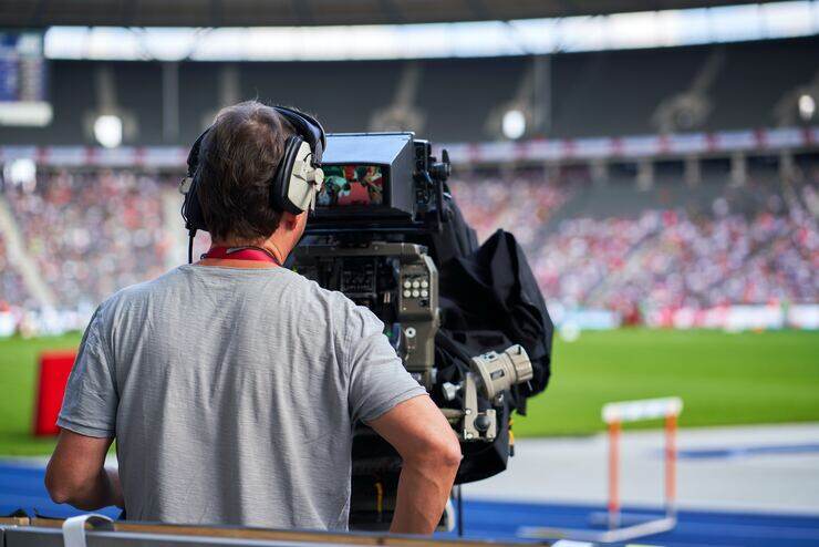 Una telecamera allo stadio: lo sport in diretta è oggetto di sempre maggiore pirateria 