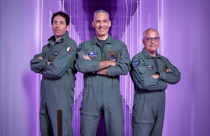 Viladei Landolfi e Carlucci, i tre italiani dell'equipaggio di Virgin Galactic con delle tute hi-tech spaziali