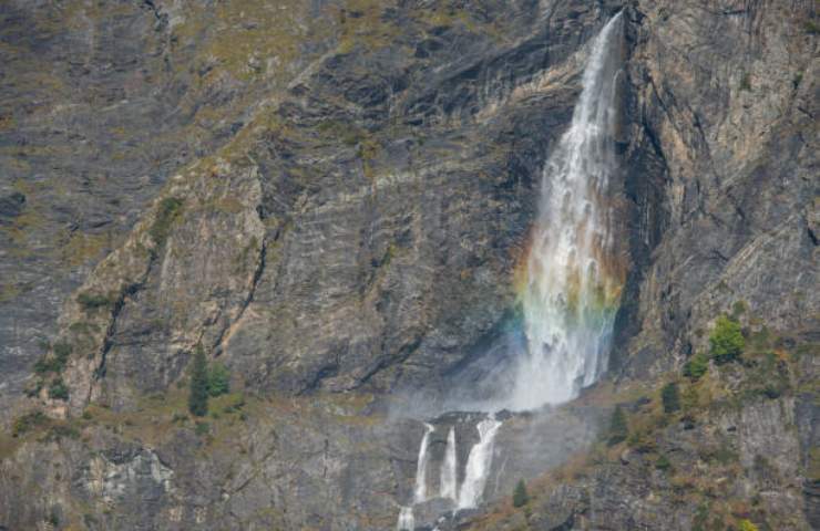 Foto ravvicinata delle Cascate del Serio aperte