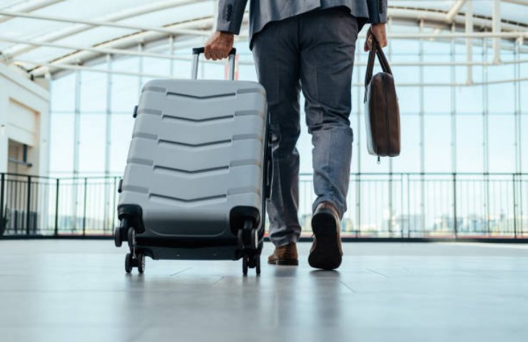 Uomo in aeroporto con la valigia