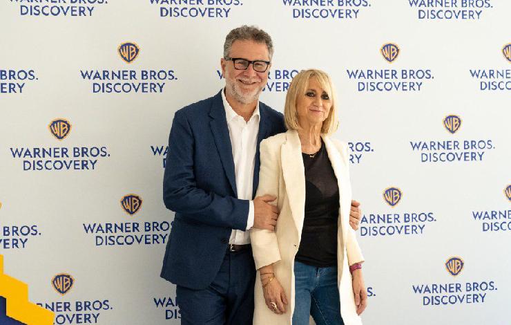 Fazio e Littizzetto abbracciati e sorridenti presso la sede di Warner Bros