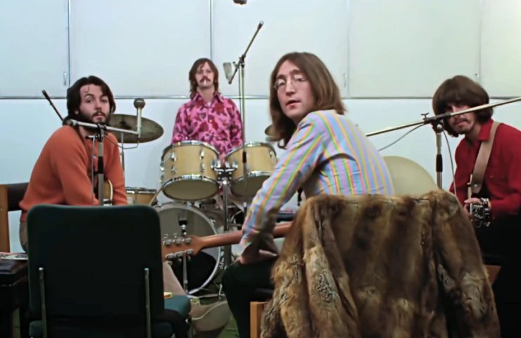 In uno studio di registrazione appaiono i quattro Beatles in una scena del documentario Get Back