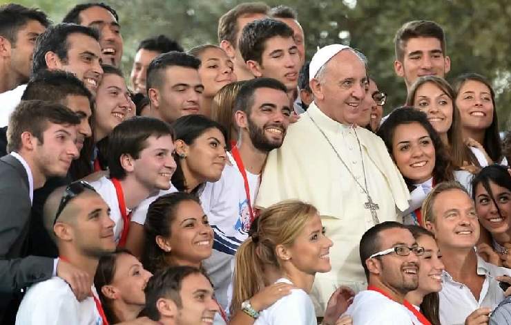 Papa Francesco circondato da ragazzi e bambini