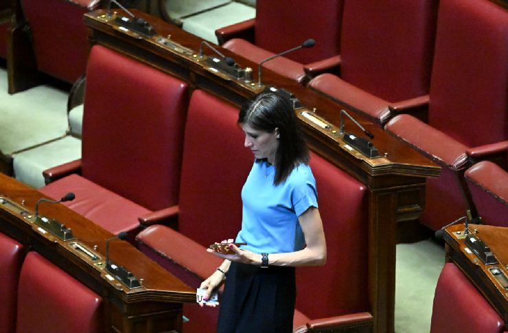 Deputata della Camera a Montecitorio con t-shirt in tessuto elegante celeste