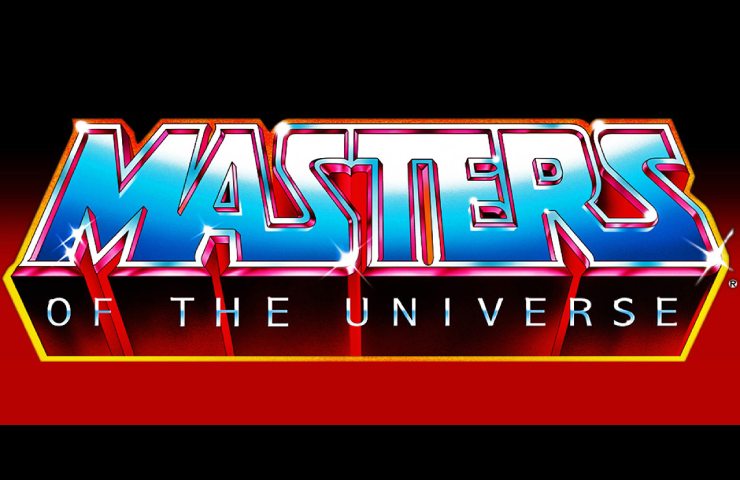 Logo della saga di cartoni Master of the Universe con scritta blu e bianca su sfondo rosso e giallo