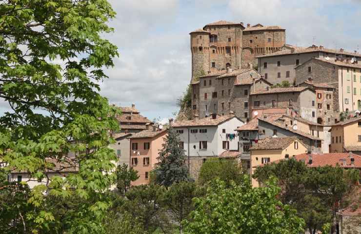 Foto del borghetto storico e fiabesco di Sant'Agata Feltria tra le frasche