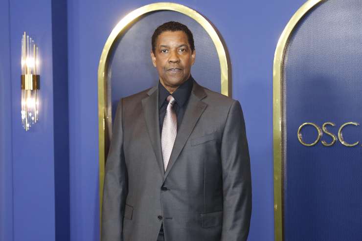 Denzel Washington tra selfie e autografi