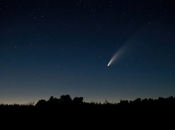 Stella cadente solitaria in un cielo privo di nuvole