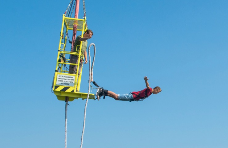 Bungee jumping da una piattaforma mobile