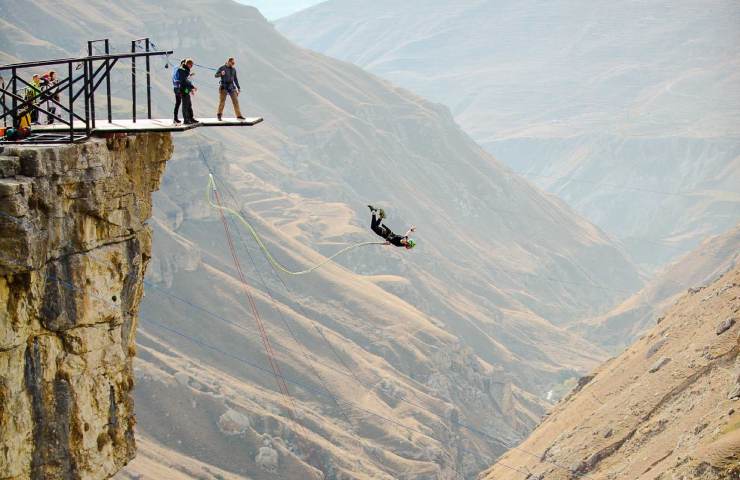 Uomo fa bungee jumping