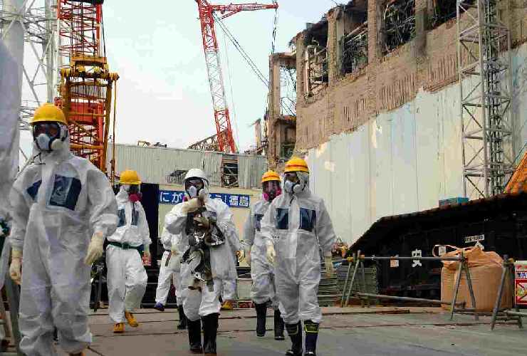 Tecnici nella centrale nucleare di Fukushima in Giappone
