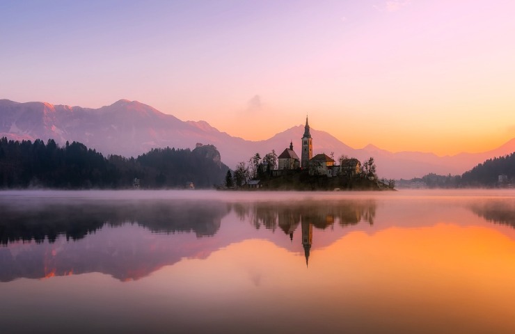 Un lago al tramonto