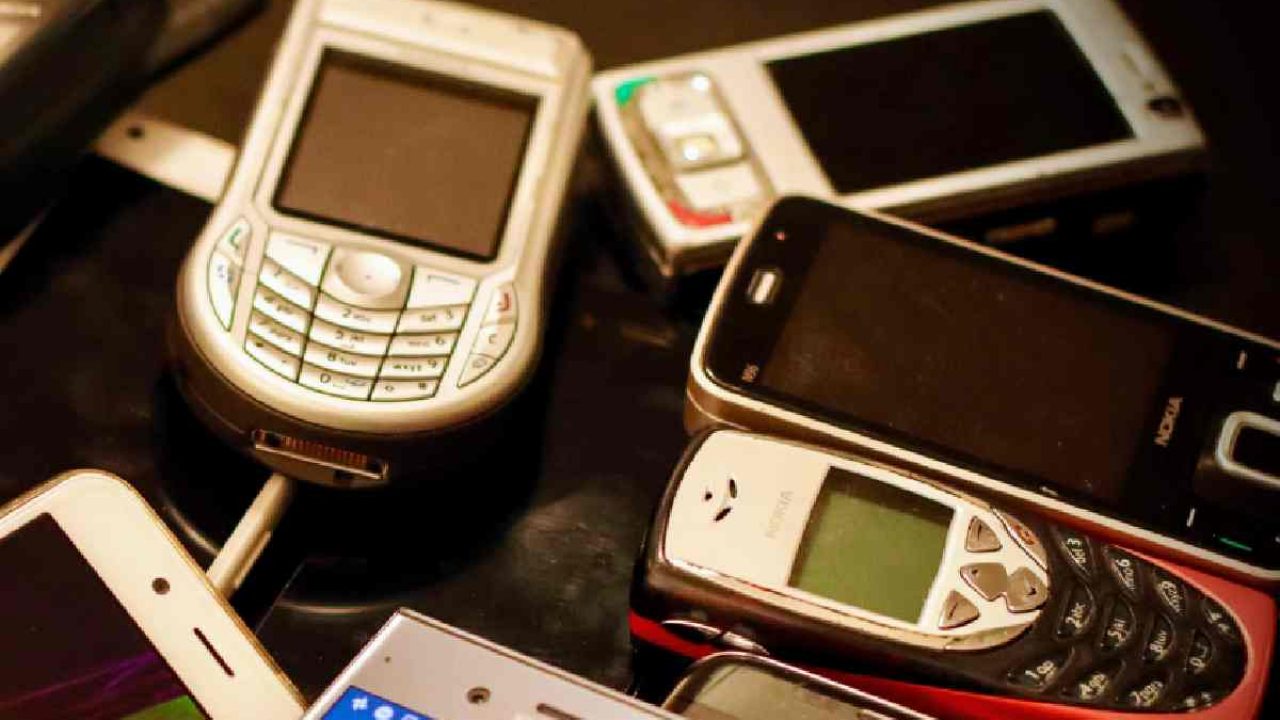 Tornano i telefoni basic, i giovani li usano per detox da smartphone e  social network