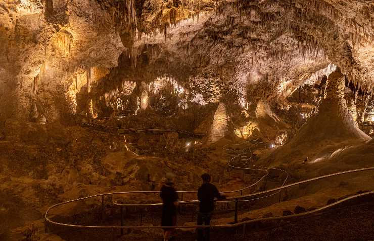 Grotta Carlsbad Cavern con grandi stalattiti