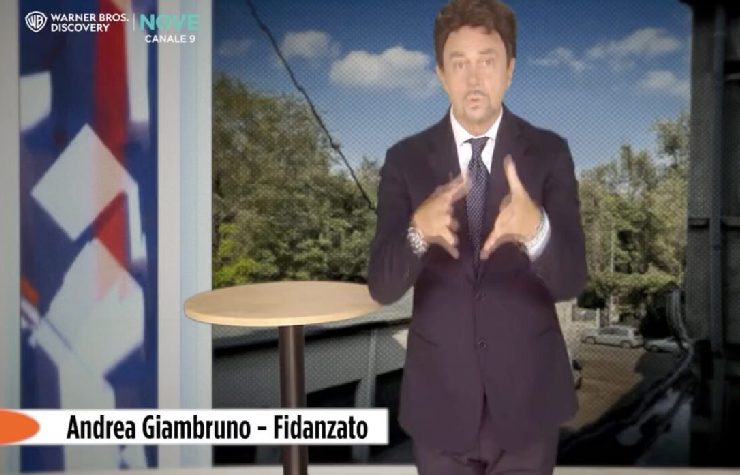 Crozza che imita Giambruno in giacca e cravatta in una trasmissione fittizia