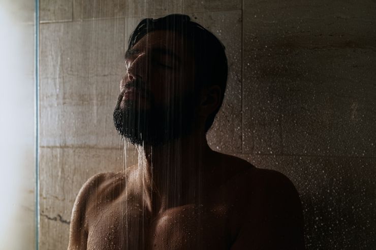 Uomo sotto la doccia