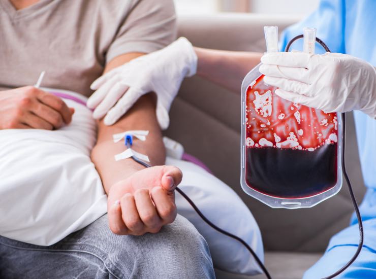 Un donatore con una sacca di sangue