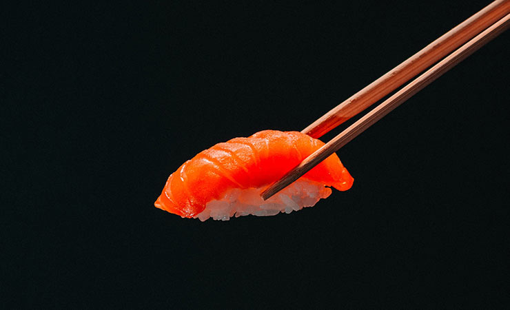 nigiri di salmone e bacchette