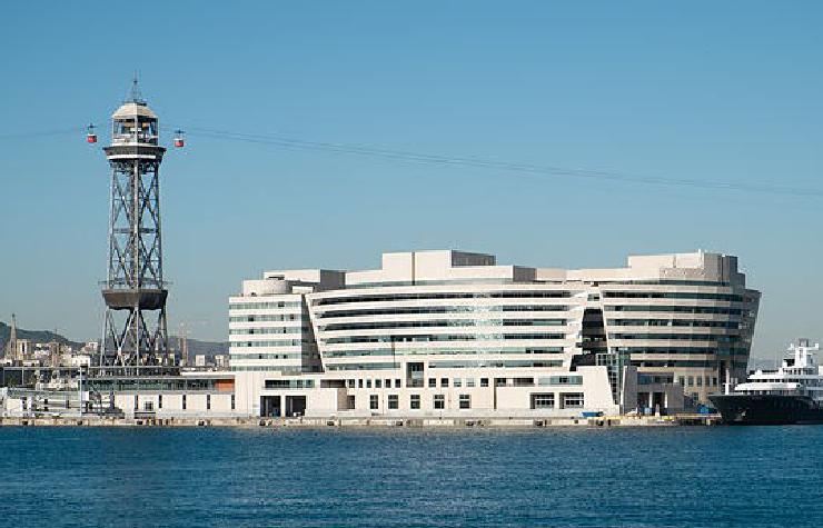 Il porto di Barcellona con delle navi grosse e bianche