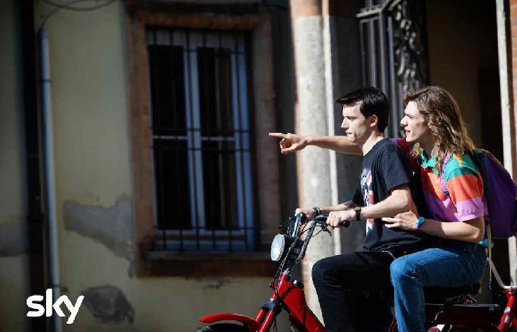 Due ragazzi in un vecchio motorino in centro