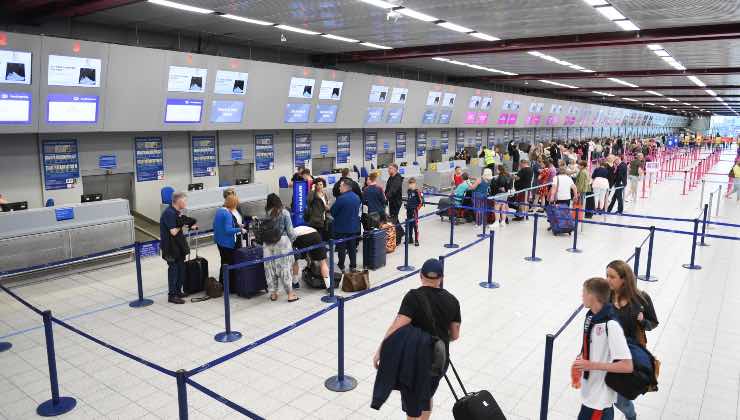 Milano, in aereo con acqua e profumi anche oltre i 100 millilitri: ecco  cosa cambia ai controlli di sicurezza