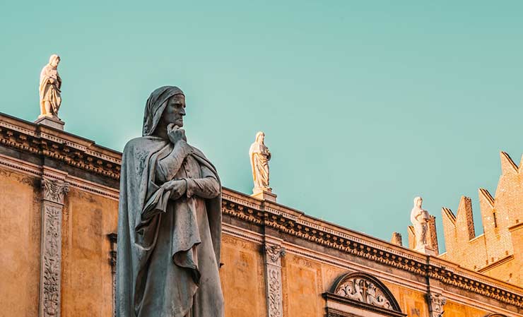 una statua raffigurante dante alighieri