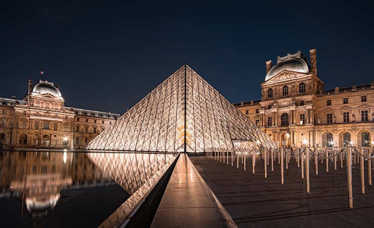 il louvre a parigi