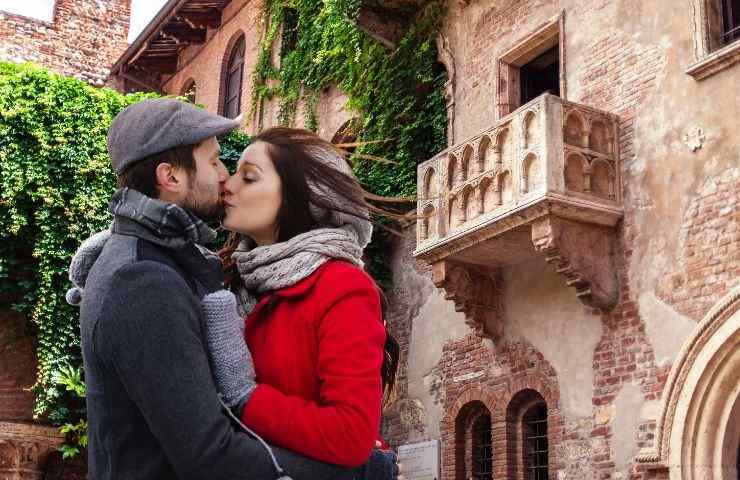 Coppai di bacia davanti al balcone di Romeo e Giulietta a Verona