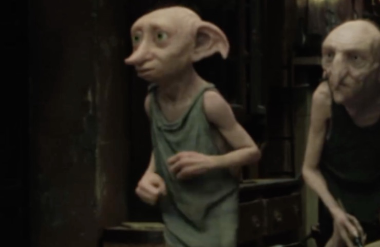 L'elfo Dobby in compagnia di un suo simile con i suoi iconici vestiti 