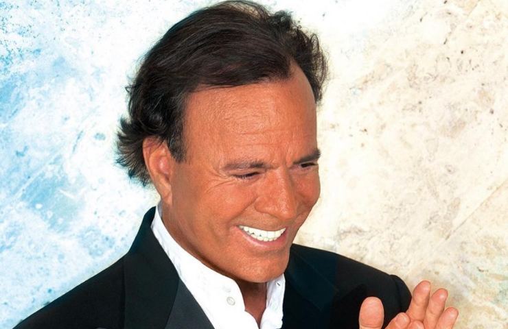 Julio Iglesias trattenuto per il bagaglio all'aereporto di Punta Cana