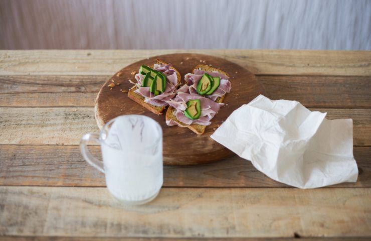 Pane integrale, avocado e prosciutto per colazione