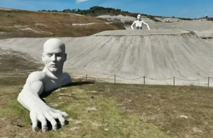 Due sculture del museo a cielo aperto in Toscana 