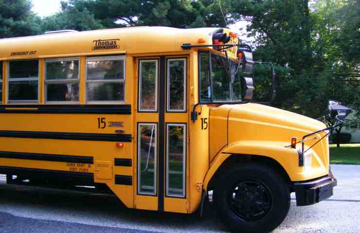 scuolabus investe bambino