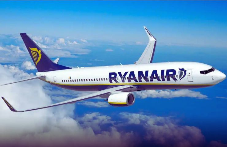 Un aereo Ryanair in volo 