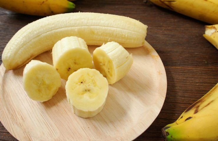 banana sul tagliere a pezzi 