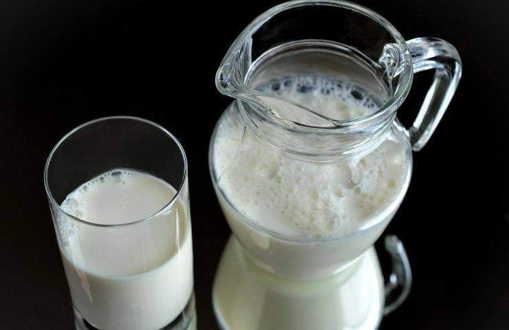latte in bicchiere e brocca di vetro