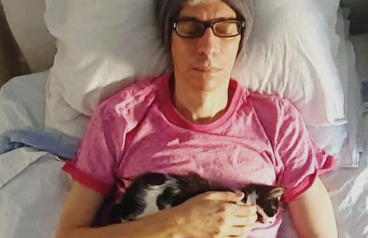 Il musicista riposa con il suo gattino