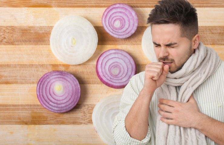 Ragazzo con tosse e fette di cipolla