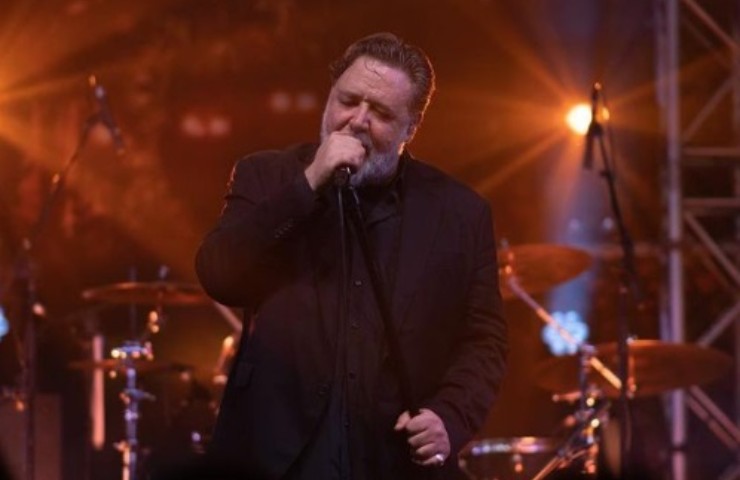 Russell Crowe canta sul palco 