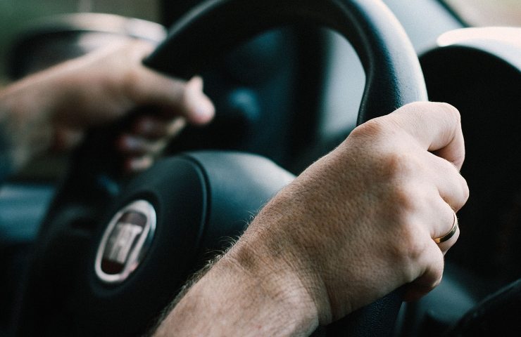 Uomo al volante di un'automobile 