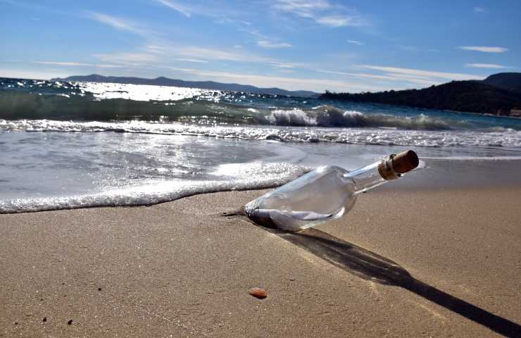 Il mare restituisce una bottiglia con un messaggio speciale