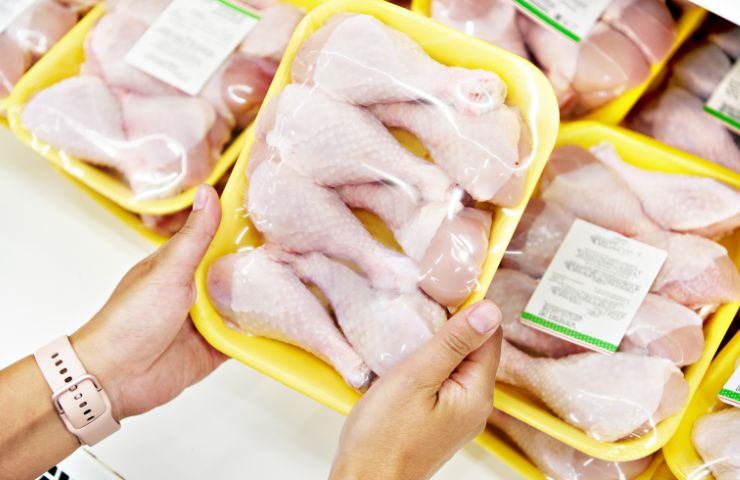 Carne di pollo al supermercato 